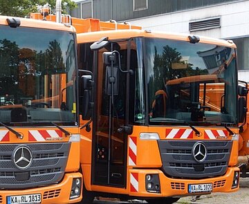 Zwei Müllfahrzeuge des TSK.