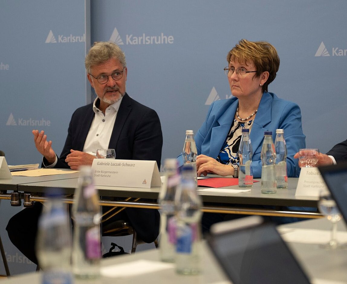 Oberbürgermeister Dr. Frank Mentrup (mitte) und Finanzdezernentin Gabriele Luczak-Schwarz auf der Pressekonferenz zur Einbringung des Doppelhaushalts. 