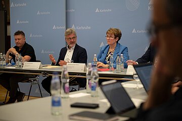 Oberbürgermeister Dr. Frank Mentrup (mitte) und Finanzdezernentin Gabriele Luczak-Schwarz auf der Pressekonferenz zur Einbringung des Doppelhaushalts. 