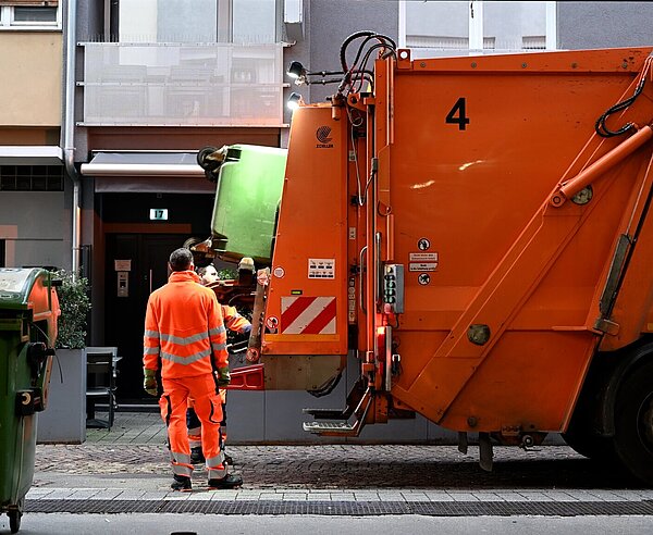 TSK bei der Abholung der Wertstofftonnen in Karlsruhe