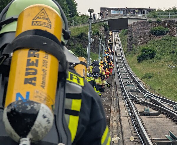 Die Feuerwehrmänner und -frauen beim Stäffeleslauf 2026