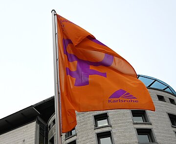 Flaggen am Internationalen Tag gegen Gewalt an Frauen.