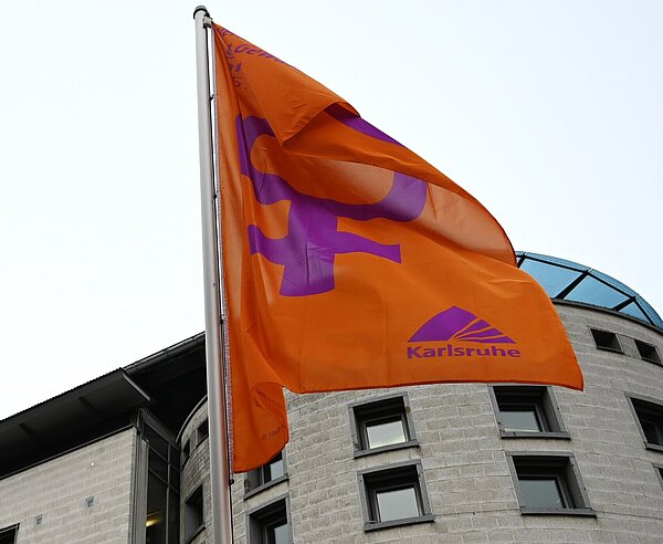 Flaggen am Internationalen Tag gegen Gewalt an Frauen.