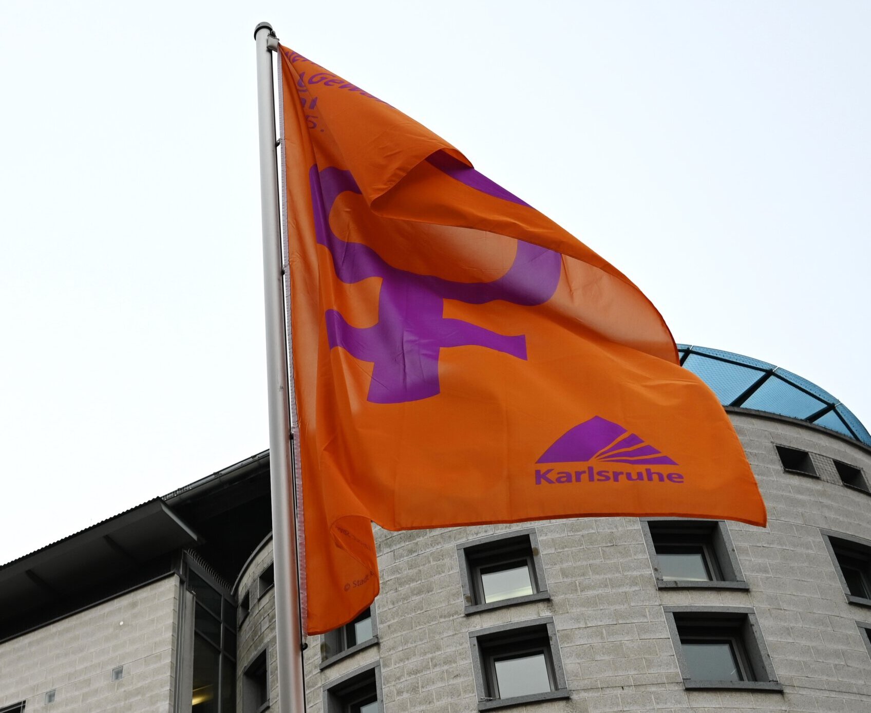 Flaggen am Internationalen Tag gegen Gewalt an Frauen.