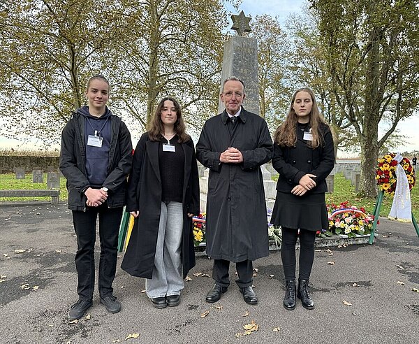Gedenken in Gurs: Bürgermeister Dr.  Albert Käuflein, zusammen mit drei SchülerInnen aus Baden-Baden