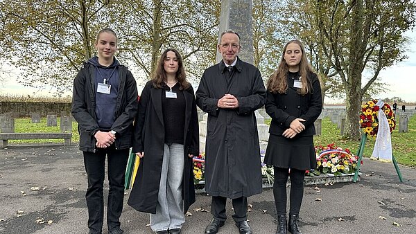 Gedenken in Gurs: Bürgermeister Dr.  Albert Käuflein, zusammen mit drei SchülerInnen aus Baden-Baden