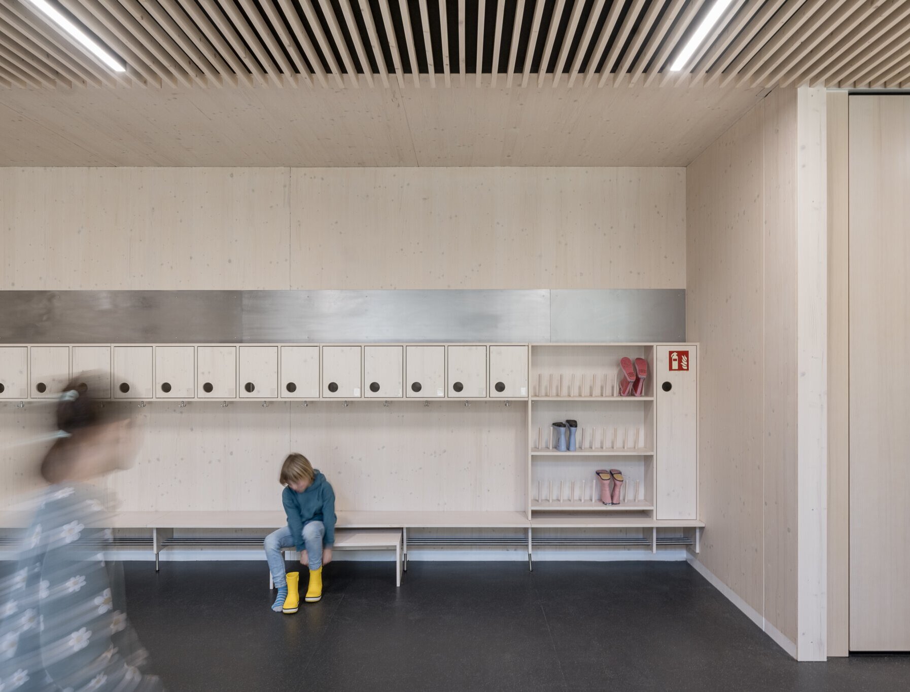 Garderobenmöbel aus Holz 