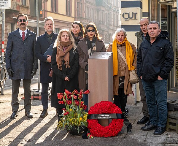 Generalkonsul Mahmut Niyazi Sezgin, und Oberbürgermeister Dr. Frank Mentrup gedenken mit den Familien Yilmaz und Evcim am Mahnmal den Opfers des Brandanschlags vom Oktober 1996.
