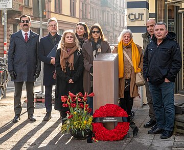Generalkonsul Mahmut Niyazi Sezgin, und Oberbürgermeister Dr. Frank Mentrup gedenken mit den Familien Yilmaz und Evcim am Mahnmal den Opfers des Brandanschlags vom Oktober 1996.
