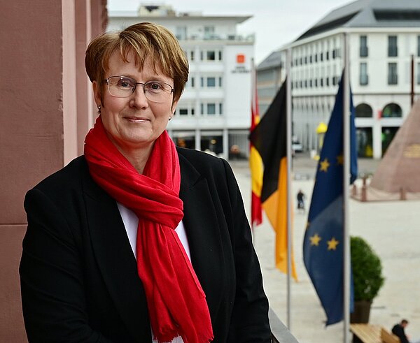 Erster Bürgermeisterin Gabriele Luczak-Schwarz auf dem Balkon des Rathauses mit Blick auf den Marktplatz. 