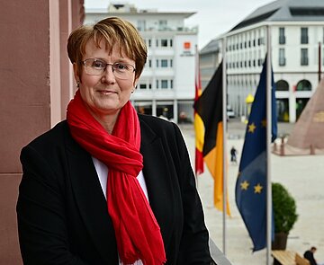 Erster Bürgermeisterin Gabriele Luczak-Schwarz auf dem Balkon des Rathauses mit Blick auf den Marktplatz. 