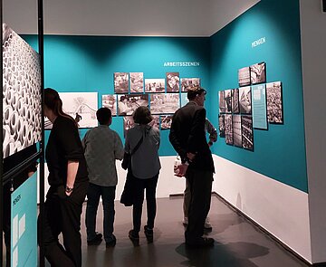 Blick in die Sonderausstellung „Szenen einer Stadt. Der Karlsruher Fotograf Horst Schlesiger“ im Stadtmuseum im Prinz-Max-Palais