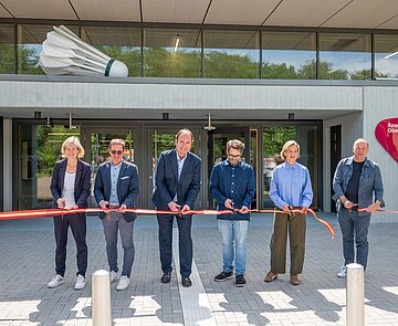 Gemeinsames Durchschneideneines Bands zur offiziellenEinweihungvor der Sporthalle Oberreut. (von links): Yvette Melchien, Uwe Bäuerle, Christian Appel, Lukas Hundhausen, Anne Sick und Daniel Fluhrer. 