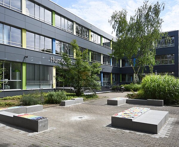 Das Humboldt-Gymnasium mit Sitzbänken davor