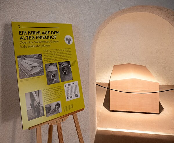 Blick auf die letzte Ruhestätte Friedrich Weinbrenners in der Krypta der Stadtkirche am Marktplatz.