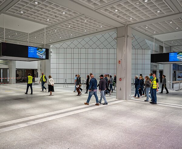 Ansicht der noch unvollendeten Gestaltung der  Innenräume und Säle der Stadthalle