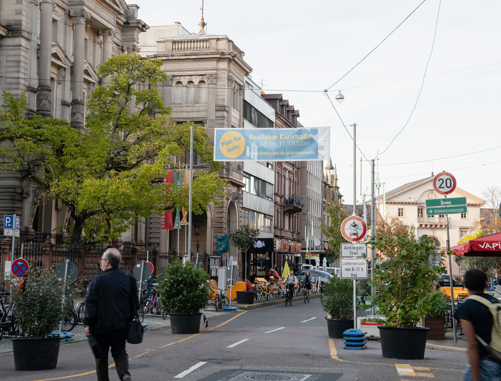 Eingang Reallabor Karlstraße mit Banner