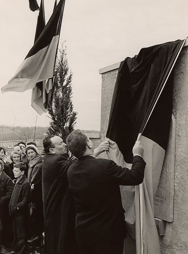 Einweihung des Friedhofs 1963, Enthüllung der Gedenkplatte, Zweiter von rechts der Karlsruher Oberbürgermeister Günther Klotz