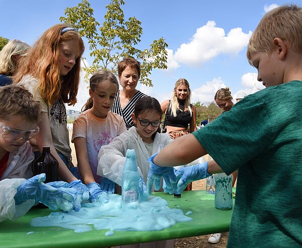 Beim Feriencamp können Kinder experimentieren, malen, musizieren und sich austoben. Hier experimentieren die Kinder mit "Elefantenzahnpasta".