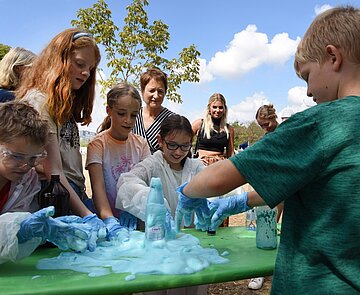 Beim Feriencamp können Kinder experimentieren, malen, musizieren und sich austoben. Hier experimentieren die Kinder mit "Elefantenzahnpasta".