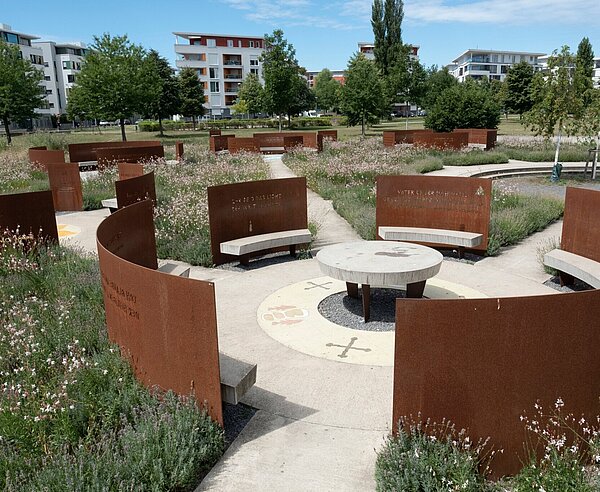 Pflanzen umgeben von mehreren Kreisen aus Metall