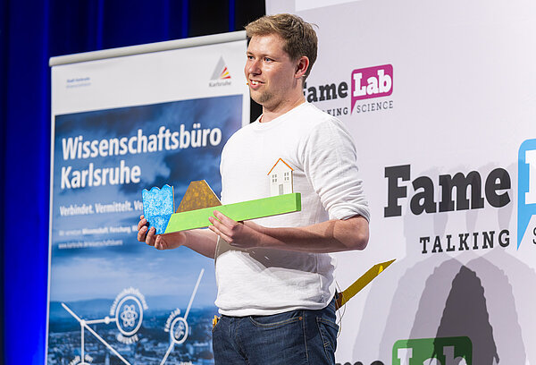 Hochwasserschutz wird durch kreative Props auf der Bühne dargestellt