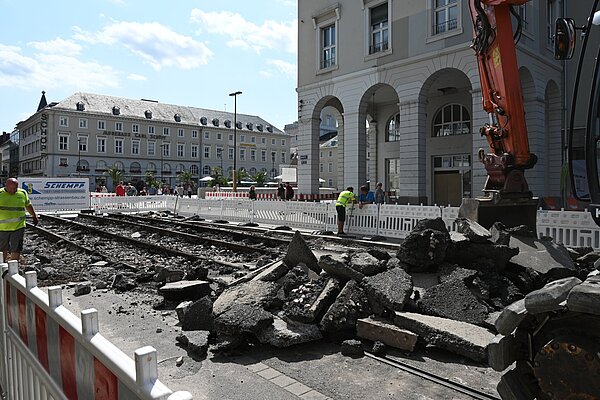 Im nächsten Baufenster werden am Marktplatz die Straßenbahnschienen entfernt.