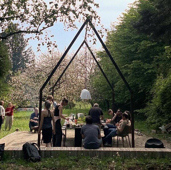 Personen sitzen in Gartenanlage, BiotanicGARDEN im Pfinztal, Söllingen