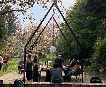 Personen sitzen in Gartenanlage, BiotanicGARDEN im Pfinztal, Söllingen