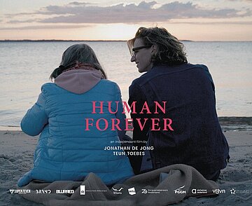 Das Filmplakat zeigt Teun Toebes mit einer weiteren Person am Strand.