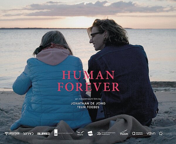 Das Filmplakat zeigt Teun Toebes mit einer weiteren Person am Strand.