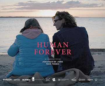 Das Filmplakat zeigt Teun Toebes mit einer weiteren Person am Strand.