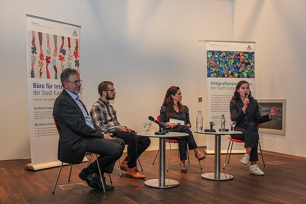 Diskutierten über Herausforderungen und Chancen beim Thema Integration (von links nach rechts): Prof. Andreas Wüst (Hochschule München), Abdulselam Aslandur (Anwalt der Antidiskriminierungsstellen in Baden-Württemberg), Moderatorin Meli Uhrig und Prof. Birgit Locher-Finke (Leiterin der Abteilung Integration im Landessozialministerium).