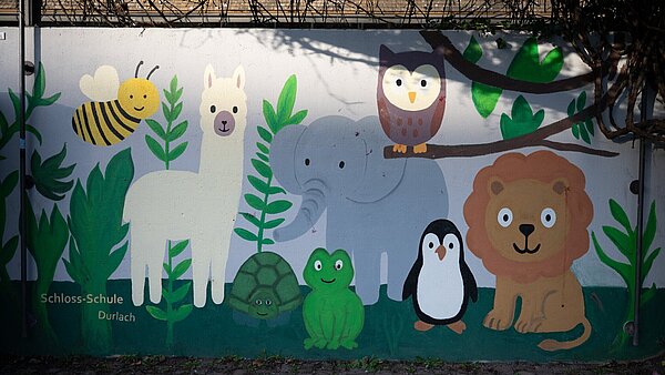 Eine neugestaltete Wand im Weiherhofgrünzug mit verschiedenen Tieren