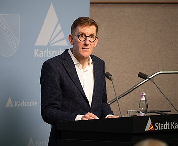 Dr. Clemens Cremer (Die Grünen) spricht sich für den  Dialog mit sozialen Diensten aus, „anstatt auf das Rasenmäherprinzip zu setzen“. 