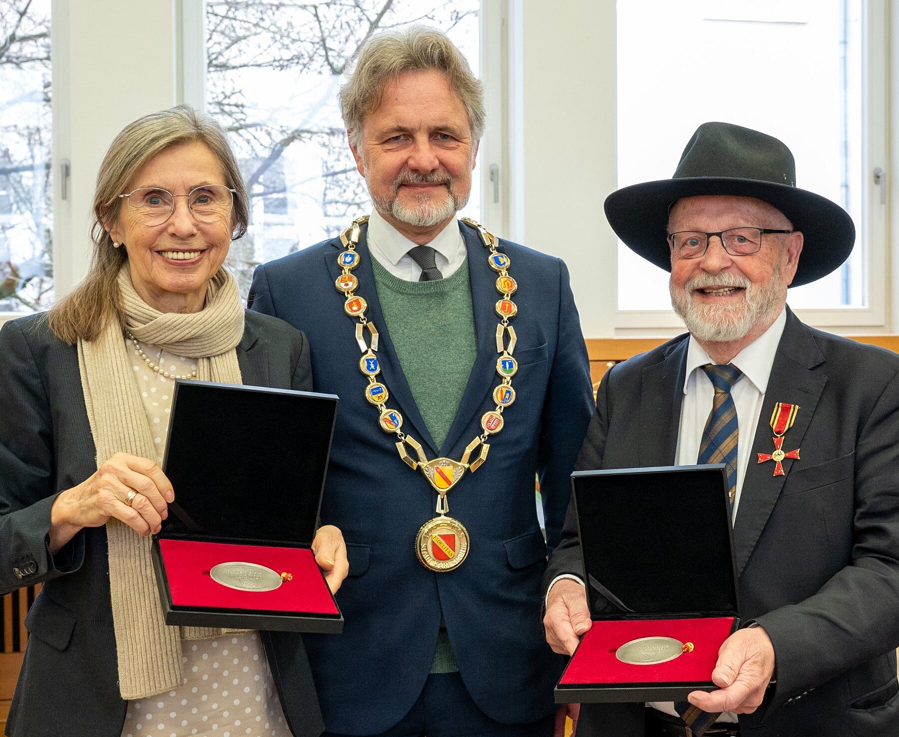 Verleihung der Ehrenmedaille der Stadt Karlsruhe: an ehemalige Stadträte Renate Rastätter und Tom Høyem 