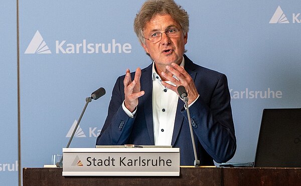 OB Dr. Frank Mentrup: Gesamtvolumen, Einsparungen und die Höhe der Verschuldung als prägende "Superlative des Haushalts“.