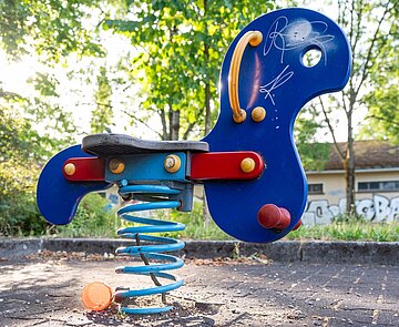 Federwippe auf dem Spielplatz Ostendstraße in der Oststadt Karlsruhe