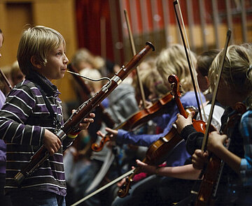 Bild von musizierenden Kindern.