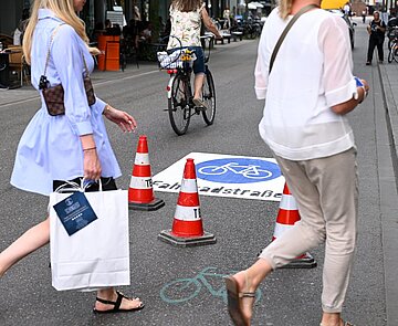 Fußgänger laufen auf Fahrradstraße in der Erbprinzenstraße in der Karlsruher Innenstadt