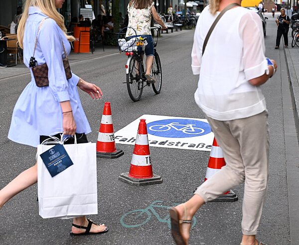 Fußgänger laufen auf Fahrradstraße in der Erbprinzenstraße in der Karlsruher Innenstadt