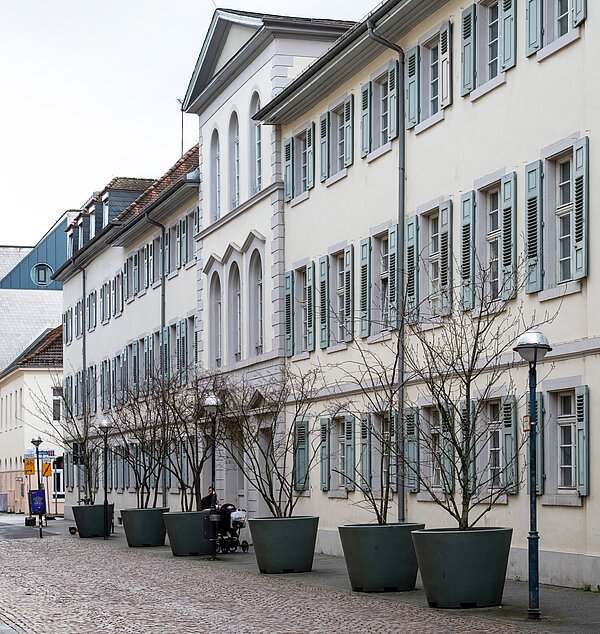 In der Kreuzstraße sind mehrere Weinbrenner-Bauten zu finden.