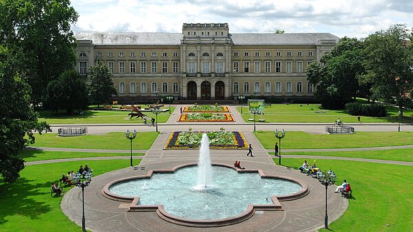 Das Naturkundemuseum am Friedrichsplatz mit Brunnen und Rasenfläche von oben