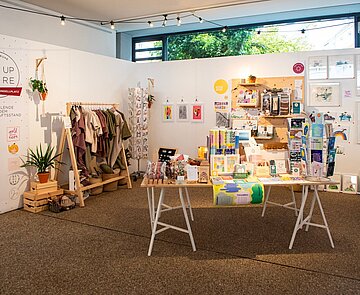 Gemeinschaftsstand des Pop-Up-Stores 2024 mit einem vielfältigen Angebot an Design- und Kunsthandwerk-Objekten