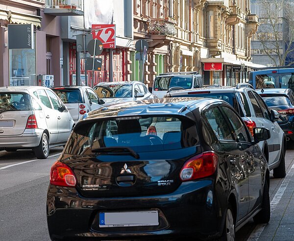 geparkte Autos am Straßenrand