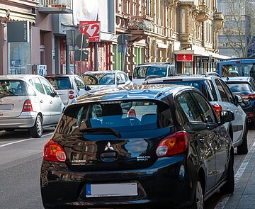 geparkte Autos am Straßenrand