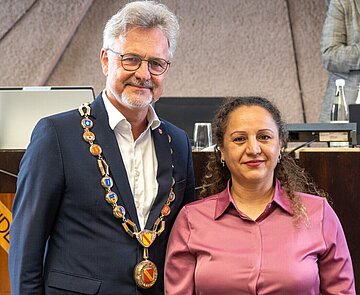 Oberbürgermeister Dr. Frank Mentrup bei der Vereidigung von Leyla Duran im Gemeinderat