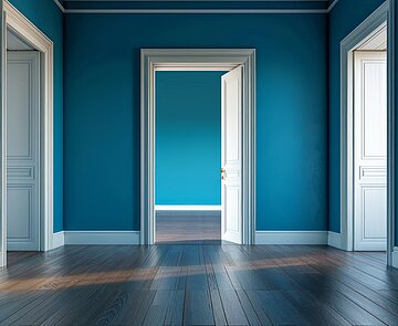 Hausflur mit drei geöffneten Türen