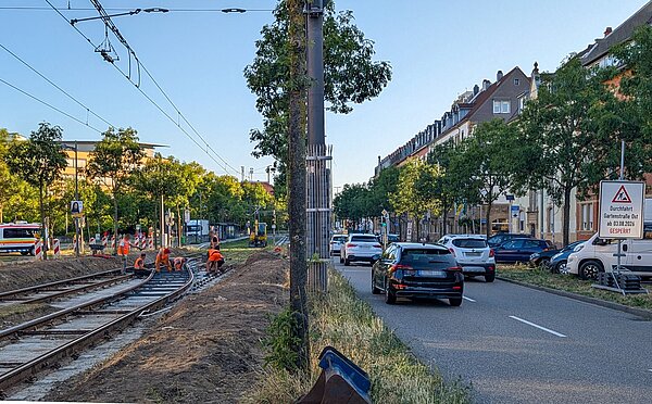 Die VBK bauen eine provisorische Gleisverbindung an der Haltestelle Arbeitsagentur, um auch während der Bauzeit den Straßenbahnverkehr in der Brauerstra´ße aufrecht erhalten zu können. 