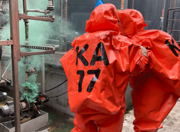 Feuerwehrmänner in Schutzanzügen bekämpfen eine Gefahrenstelle